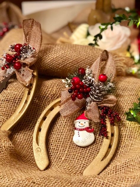 Western Christmas Decorations, Natal Country, Horseshoe Crafts Projects, Western Crafts, Horseshoe Decor, Christmas Horses, Horseshoe Crafts, Horse Crafts, Horseshoe Art