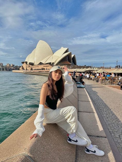 Summer Sydney Outfits, Outfit Ideas For Australia, Sydney Opera House Poses, Sydney Travel Photos, Sydney Australia Instagram Pictures, Sydney Opera House Photo Ideas, Sydney Australia Outfits Summer, Cargo Pants Travel Outfit, Sydney Australia Houses