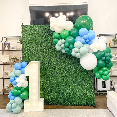 Boxwood Wall With Balloon Garland, Turf Backdrop Party Ideas, Hole In One Balloon Garland, Golf Backdrops, Boxwood Backdrop With Balloons, Golf Balloon Garland, Boxwood Backdrop, Teen Sleepover, Balloon Tower