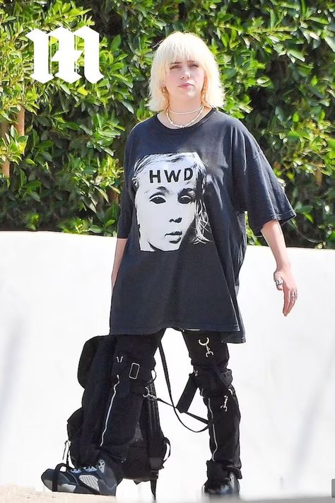 She just chopped her blonde locks into a hip, bowl-cut bob inspired by her mom. And Billie Eilish showed off her fresh tresses while leaving her Santa Monica area music studio with brother Finneas on Tuesday. The Happier Than Ever songstress, 19, looked chic as she turned over her shoulder to reveal her chin-length style. Billie Eilish Outfits, Blonde Bobs, Billie Eilish, Blonde Hair, My Girl, A Woman, Fashion Inspo, Angeles, Blonde