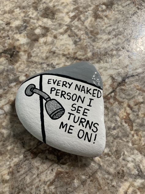 Rock Painting Ideas Funny Sayings, Funny Rock Painting Ideas Easy, Cool Rock Painting Ideas Funny, Rock Painting Ideas Funny, Funny Things To Paint, Funny Painted Rocks, Funny Rock Painting Ideas, Funny Rocks, Rock Puns