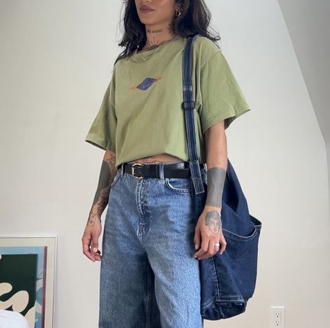 via: justmelines on instagram Femme Style Outfits, Summer/fall Outfits, Lesbian Outfits, Lesbian Fashion, Queer Fashion, Tomboy Outfits, Blue Tee, Tomboy Fashion, Outfits Casuales