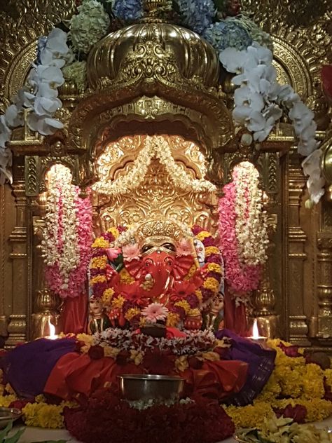 Siddhivinayak at Dadar, Mumbai Sidhi Vinayak Mumbai, Dadar Mumbai, God Pics, Ganpati Festival, Indian Philosophy, Ganpati Ji, Bappa Morya, Shree Ganesh, Ganesh Ji