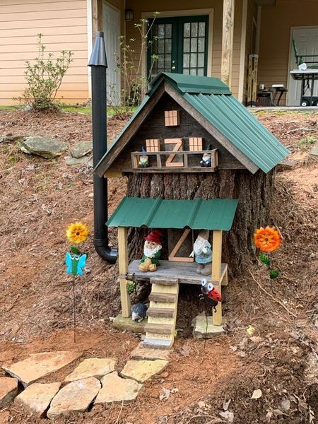 Gnome Mailbox Ideas, Tree Stump Gnome House Ideas, Garden Ideas With Tree Stumps, Stump Art, Tree Stump Decor, Diy Fairy Door, Fairy Garden Pots, Fairy Tree Houses, Fairy House Crafts