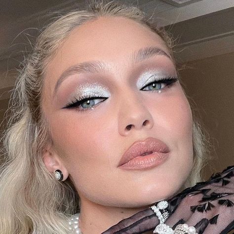 Gigi Hadid Makeup, Maquillage On Fleek, Silver Makeup, New Year's Makeup, New Years Eve Makeup, Prom Eye Makeup, Celebrity Makeup Looks, Formal Makeup, Ethereal Makeup