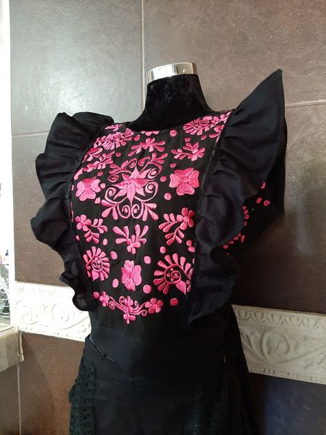 Blusa bordada en máquina de pedal, con volantes, abierta atrás, https://www.facebook.com/admimagropatipica/ Outfit Mexicano, Mexican Fashion, Mexican Outfit, Afghan Clothes, Velvet Clothes, Mexican Dresses, African Design Dresses, Mexican Style, Made Clothing