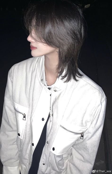 Mullet X Wolfcut Haircut, Short Hair Tomboy, Asian Haircut, Bangs With Medium Hair, Asian Short Hair, Dyed Hair Inspiration, Hair Inspiration Short, Hairstyles For Layered Hair, Shot Hair Styles