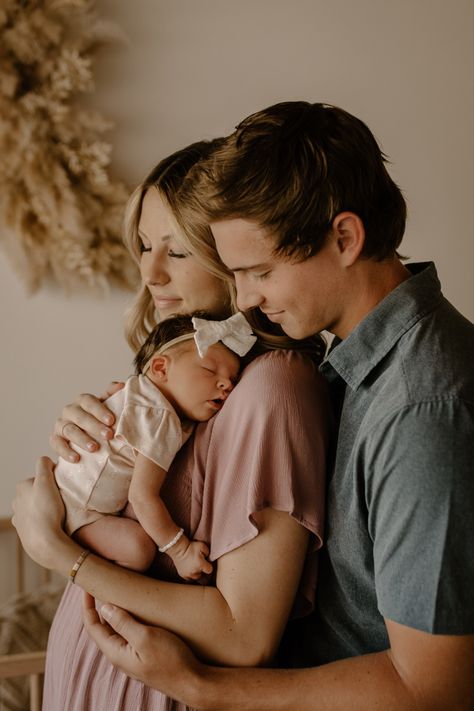 Cute Newborn Family Photos, Newborn Shoot Nursery, Boho Newborn Photography Family, Photoshoot In Nursery, Newborn Photo Shoot On Bed, Newborn Photo Shoot Nursery, Family And Newborn Photoshoot, Newborn Family Session Studio, In Home Newborn Session Outfit Ideas