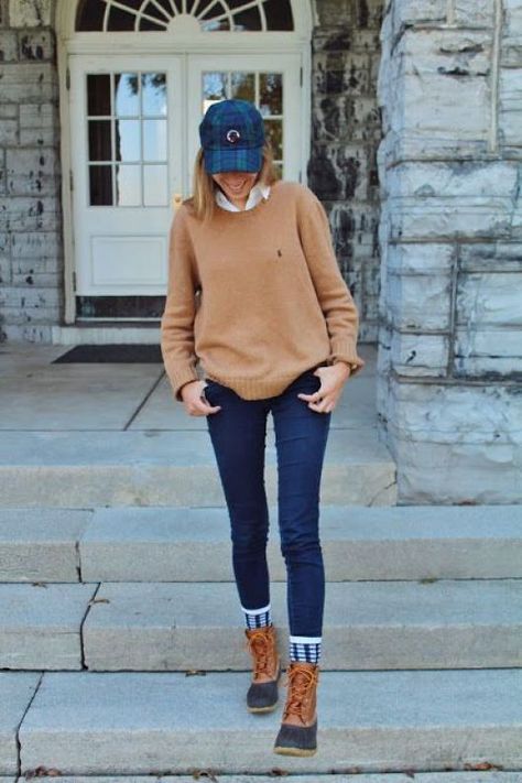 Duck boots are perfect for a preppy outfit! Adrette Outfits, Preppy Winter, Preppy School, Stile Preppy, Outfits Preppy, Casual Chique, Casual Preppy Outfits, Looks Party, Preppy Outfit