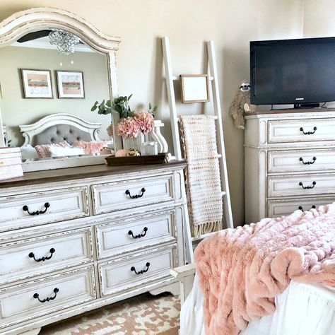 Light Pink Farmhouse Bedroom, Blush Pink Farmhouse Bedroom, Country Pink Bedroom, Raelyn Bedroom Set Decor Ideas, Girly Country Bedroom, Rustic Pink Bedroom, Pink Rustic Bedroom, Pink Farmhouse Bedroom, Pink Adult Bedroom