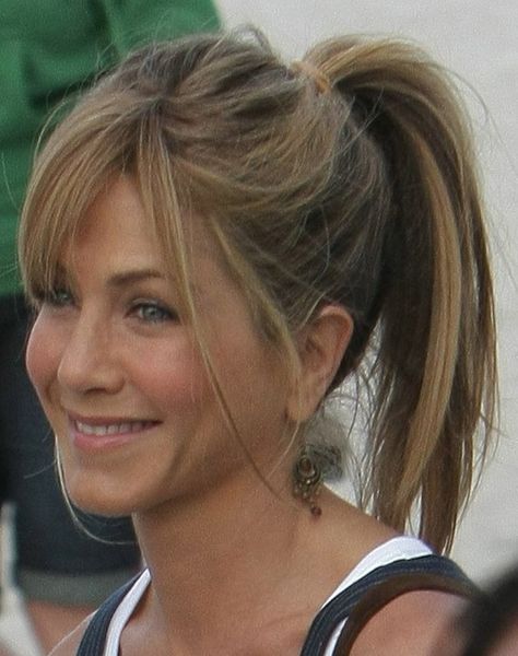 .cute pony tail Messy Ponytail Hairstyles, Hair In A Ponytail, Shoulder Length Layered Hair, Jennifer Aniston Hair, High Ponytail Hairstyles, Jennifer Aniston Style, Jenifer Aniston, Cute Ponytails, Messy Ponytail