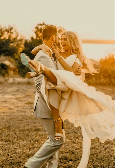 Wedding Portrait Poses, Wedding Picture Poses, Villa Wedding, Wedding Photos Poses, Photography Gear, Wedding Photography Poses, Wedding Photo Inspiration, Wedding Shots, Junebug Weddings