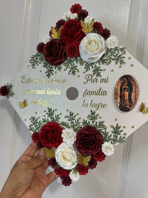 Handmade ♥️ CONGRATULATIONS! 🎓 You did it! 🎈 Make your Graduation Day even more special, with your decorated cap, handmade especially for you. **My grad cap toppers are decorated with flowers and roses made by hand with high quality card stock paper, especially the roses that are more laborious but more beautiful, it makes your grad cap different and beautiful. The base is also made of high quality glitter cardstock paper and can be personalized in another color, but the design of the decorati Grad Cap Ideas Spanish, Bedazzled Cap Graduation, Graduation Cap Designs Flowers, Mexican Cap Decoration Graduation, Nursing Grad Cap Ideas, Graduation Cap Designs Mexican, Quote Font, Grad Cap Topper, College Grad Cap Ideas