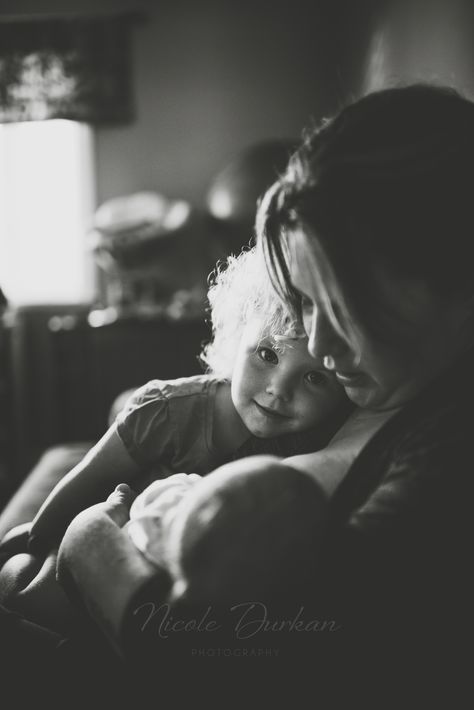 Indoor Family Photography, Lifestyle Photography Couples, Newborn Photography Family, Documentary Family Photography, Lifestyle Newborn Photos, Newborn Family Photography, Family Portrait Poses, Lifestyle Photography Family, Capturing Moments