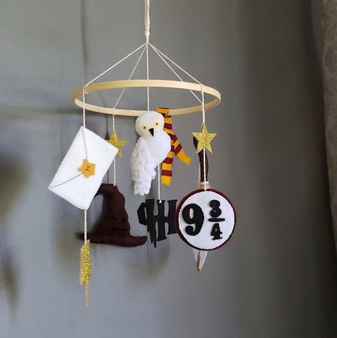 Harry Potter Nursery Decor, Baby Harry Potter, Owl Mobile, Harry Potter Nursery, Harry Porter, Harry Potter Baby Shower, Snow Owl, Harry Potter Baby, Felt Mobile