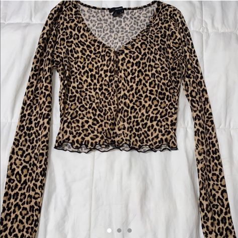 Trendy Cheetah/Leopard Print Long Sleeve Crop Top! Just Like New And Never Worn! Super Cute And Easy To Style<3 #Forever21 #Cheetah #Leopard #Croptoo Cheetah Print Shirts, Clothes Wishlist, Birthday List, Pretty Clothes, Forever21 Tops, Long Sleeve Crop, Retail Therapy, Dream Clothes, Forever 21 Tops