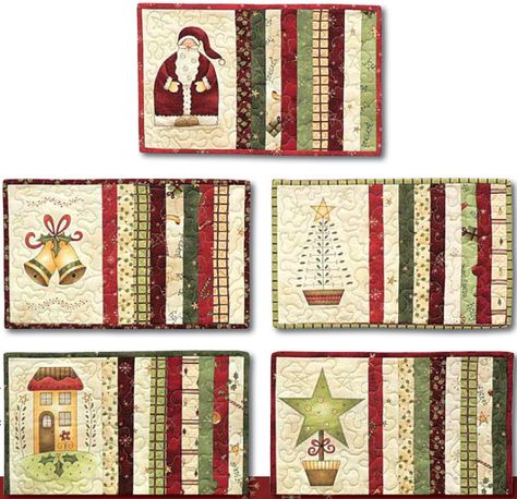 All Things Christmas Free Placemat Pattern Crochet Christmas Placemats, Quilted Placemat Patterns, Christmas Mug Rugs, Christmas Quilting Projects, Quilted Table Runners Christmas, Christmas Patchwork, Mug Rug Patterns, Christmas Sewing Projects, Christmas Quilt Patterns