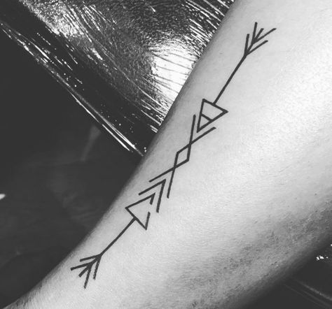 5 signs in one tattoo -  1. From the bottom to top - the arrowhead is an open delta which depicts 'oppenness to accept everything', above that is a cap which means 'moving forward', then there is this shape which is a Viking symbol which means 'where there is a will there is a way', then the upper arrowhead is the symbol that stands for Earth, and the two arrows mean 'when life pulls you back, it pushes you further than before' Arrowhead Meaning, Arrow Head Tattoo, Arrow Head Tattoos, Arm Tattoos With Meaning, Arrowhead Tattoo, Meaning Of Arrow Tattoo, Viking Tattoo Symbol, Viking Tattoo Sleeve, Wiccan Tattoos