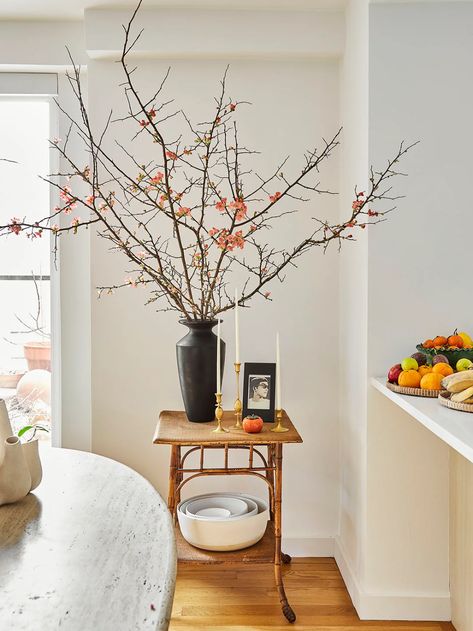 Before Tackling a Dramatic Branch Arrangement, You’ll Need the Right Vase | domino Before Tackling A Dramatic Branch Arrangement, You’ll Need The Right Vase Vase With Branches, Halloween Front Porch Decor, Handle Vase, Branch Decor, Black Vase, Vase Arrangements, Milan Design Week, Floral Display, New Years Decorations