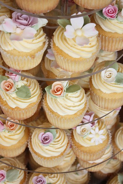 Vintage rose wedding cupcakes #dessert #cupcakes #weddingcupcakes #vintagewedding #weddings Cupcake Rosa, Strawberry Shortcake Dessert, Vintage Rose Wedding, Vintage Cupcakes, Tiered Cake, Wedding Cakes Blue, Beautiful Cupcakes, Wedding Cakes With Cupcakes, Flower Cupcakes