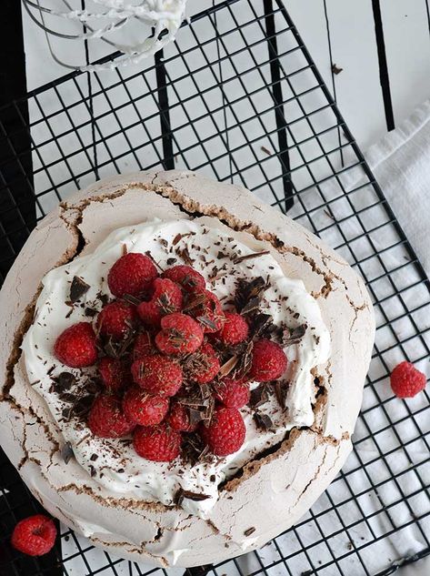 This homemade chocolate pavlova recipe is a simple and easy recipe that takes just a few ingredients and looks gorgeous! Chocolate Pavlova Recipe, Chocolate Pavlova, Pavlova Dessert, Pavlova Cake, Mini Pavlova, Meringue Desserts, Pavlova Recipe, Fancy Desserts, Easy Chocolate