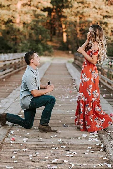 27 Best Proposals That Can Inspire Men To Pop The Question | Oh So Perfect Proposal #engagementrings #engagement #engagementphotos #engagementparty #engagementweddinganniversary #wedding #weddinghairstyles #weddingdresses #weddingflowers #weddingrings Cute Proposal Ideas, Shooting Couple, Proposal Pictures, Couple Engagement Pictures, Surprise Engagement, Proposal Photography, Proposal Photos, Romantic Girl, Romantic Proposal