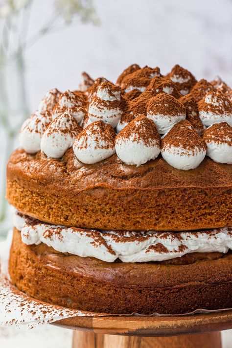 Vegan Tiramisu Cake, Vegan Tiramisu, Vegetarian Sweets, Vegan Birthday Cake, Vegan Pastries, Vegan Baking Recipes, Vegan Cakes, Vegan Cake Recipes, Tiramisu Cake