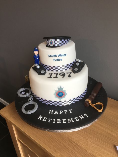 Police retirement cake Cop Retirement Cake, Police Centerpiece Ideas, Police Cake Design, Police Retirement Cake, Cake Police, Retirement Cake Ideas, Retirement Cake Decorations, Policeman Cake, Retirement Decor