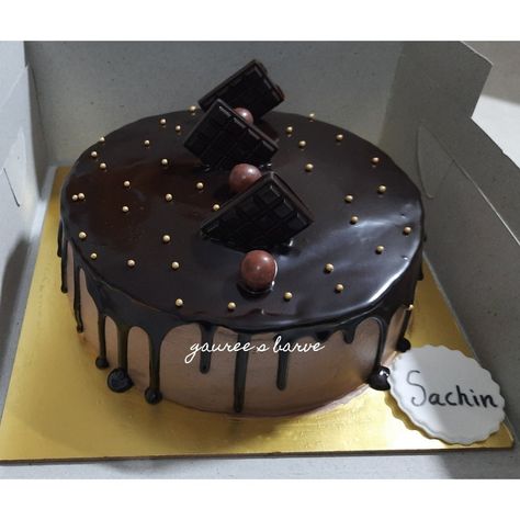 Chocolate Hacks, Kitkat Cake, Truffle Cake, Decorating Frosting, Chocolate Truffle Cake, Chocolate Cake Designs, Cake Decorating For Beginners, Cake Designs Images, Birthday Wishes Cake