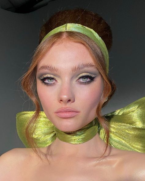 Nikki_Makeup on Instagram: “A little Sixties feel, all tied up with a bow 💚🎀 @georgiehobday @lukepluckrose @dsachon @miss_sohee #nikki_makeup” Makeup To Try, Colorful Eyeshadow Looks, Pastel Eyeshadow Palette, Nikki Makeup, Iconic Makeup, Pastel Eyeshadow, Colored Shadow, Bold Eye Makeup, Lip Set