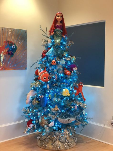 Holiday Plant Service in Orlando, Florida - Green Thumb Interior Under The Sea Christmas Tree, Sea Christmas Tree, Tree Christmas Ideas, Under The Sea Christmas, Green Christmas Tree Decorations, Gifts Drawing, Florida Holiday, Florida Christmas, Red Christmas Decor