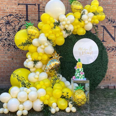 Pineapple Balloon Arch, Pineapple Backdrop, Yellow White Balloon Garland, Pineapple Themed Birthday Party, Pineapple Baby Shower Theme, Pineapple Balloons, White Balloon Garland, Pineapple Wedding, Baby Shower Balloon Decorations