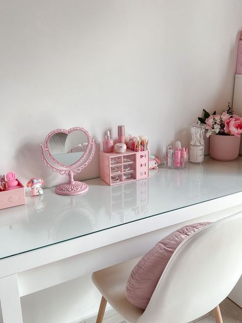 Heart Shape Mirror, Aesthetic Vanity, Desktop Mirror, Beauty Room Vanity, Shape Mirror, Princess Room, Pinterest Room Decor, Girly Room, Room Deco