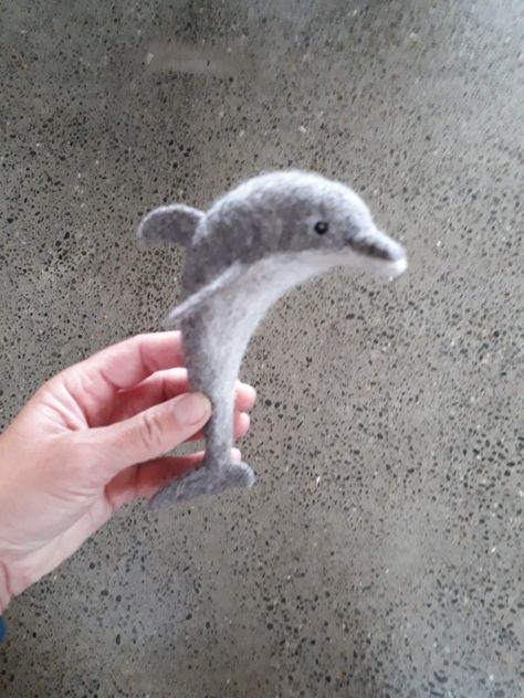 Needle felted dolphin Needle Felting Sea Creatures, Needle Felted Sea Animals, Needle Felted Dolphin, Needle Felted Whale, Needle Felted Shark, Felted Fish, Mobiles For Kids, Felt Fish, Felt Snowman