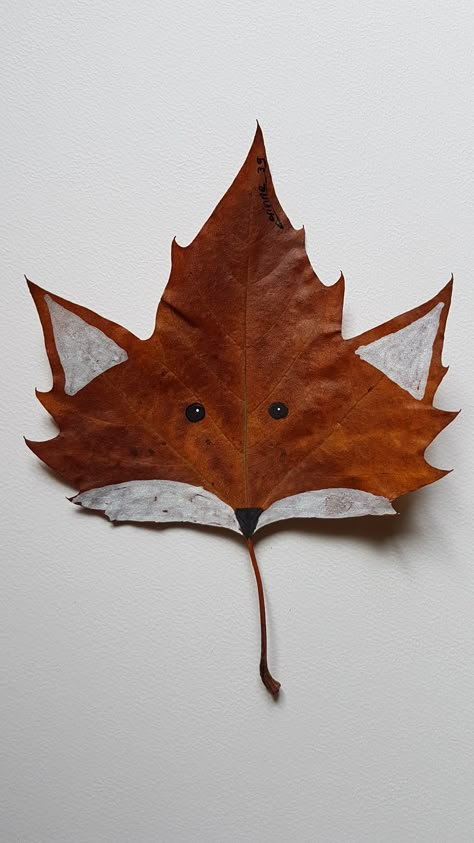 Maple Leaf Fox Craft, Fox Leaf Art, Art Out Of Nature, Leaf Fox Craft For Kids, Fox Leaf Craft, Things To Do With Leaves, Dry Leaf Art Kids Crafts, Halloween Nature Crafts, Natural Autumn Decor