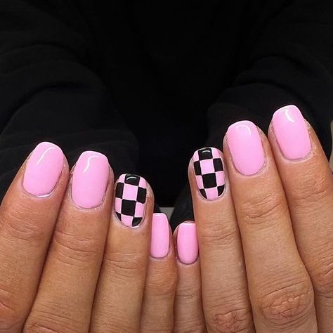 Black And Pink Checkered Nails, Hot Pink And Checkered Nails, Pink Out Nail Ideas, Checkered Flag Nails Racing, Car Show Nails, Pink Black White Nails, Checkered Flag Nails, Pink Checkered Nails, Nascar Nails