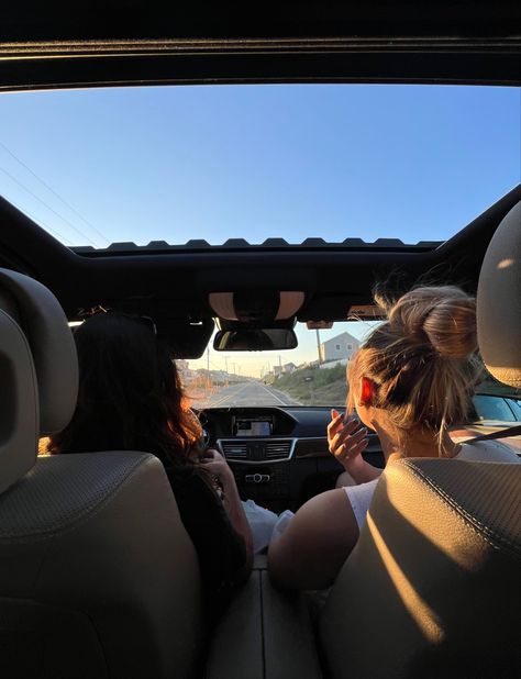 Road Trip With Bestie, Friends In Car Aesthetic, Car Ride With Friends, Emme Watson, Driving Friends, Ride Aesthetic, Road Trip France, Girls Driving, Girl Friendship