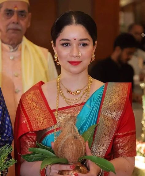 Sara Tendulkar Outfits, Maharashtrian Saree Look, Maharashtrian Look, Haldi Saree, Sara Tendulkar, Cricket Books, Indian Show, Indian Wedding Poses, Indian Princess