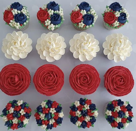 Red White And Blue Cupcakes Ideas, Blue Wedding Cupcakes, Bday Cupcakes, Memorial Day Desserts, Patriotic Cake, Patriotic Cupcakes, Fourth Of July Cakes, Fondant Flower Tutorial, July Desserts