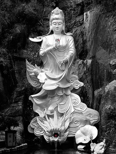 Kuan Yin- Goddess of Mercy & Compassion basically gave up her life in Paradise because she couldn't ignore the cries of the suffering on Earth. Use rose quartz in meditation with Kuan Yin to replenish caregivers and people in helping professions. Yin Tattoo, Deco Zen, Goddess Of Mercy, Oh My Goddess, Quan Yin, Art Sacre, Kuan Yin, Kwan Yin, Divine Mother