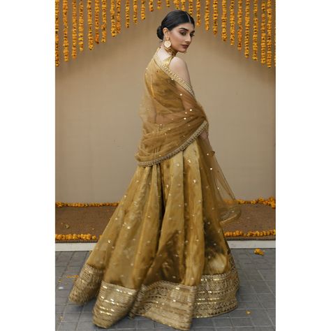 Yellow Dresses Indian, Golden Indian Outfits, Gold Banarasi Lehenga, Sister Wedding Dress Indian, Mehendi Green Lehenga, Trendy Outfits Indian, Indian Outfits Lehenga, Wedding Lehenga Designs, Lehenga Designs Simple