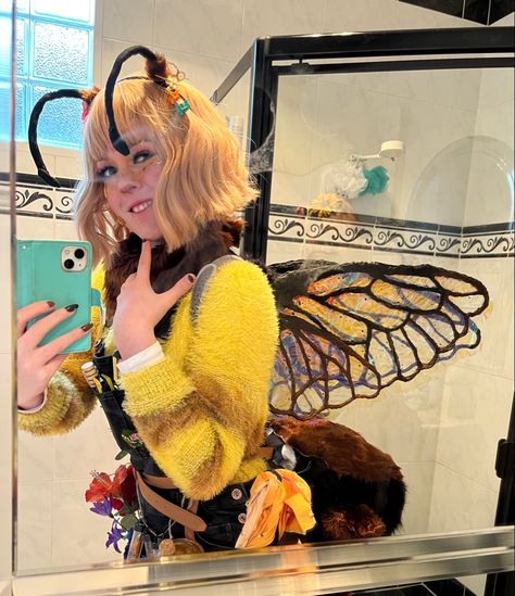 Honey Bee Costume Women, Cute Bee Outfit, Bee Fairy Costume, Moth Ren Faire, Diy Bee Wings Costume, Crow Costume Ideas, Bee Themed Clothes, Bee Aesthetic Outfit, Bee Themed Outfit