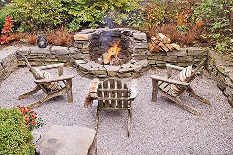 Gravel Patios Backyard Concrete, Rustic Outdoor Fireplaces, Outdoor Fireplace Designs, Gravel Patio, Backyard Fire, Fire Pit Backyard, Rustic Outdoor, Patio Stones, Cool Ideas