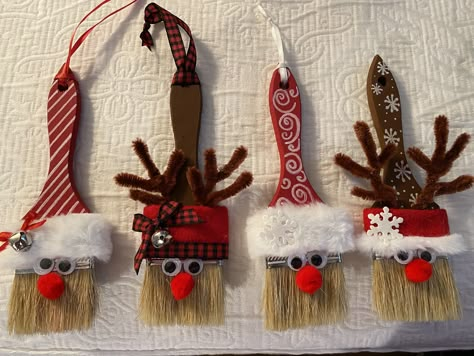 Paintbrush Ornaments, Diy Christmas Ornaments Easy, Santa Crafts, Christmas Wreaths Diy Easy, Diy Christmas Tree Ornaments, Giving Gifts, Homemade Christmas Decorations, Diy Christmas Wreaths, Handmade Christmas Crafts