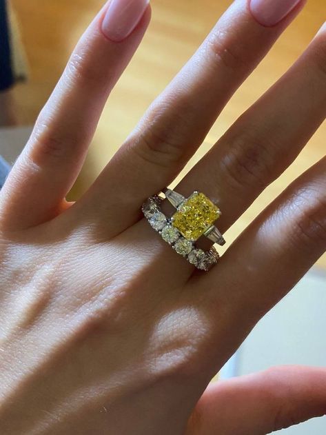 Yellow Diamond Aesthetic, Piscine Aesthetic, Luxury Dinner Date, Diamond Aesthetic, Canary Diamond Ring, Stereo Love, Dark Luxury, Heart Party, Future Engagement Rings