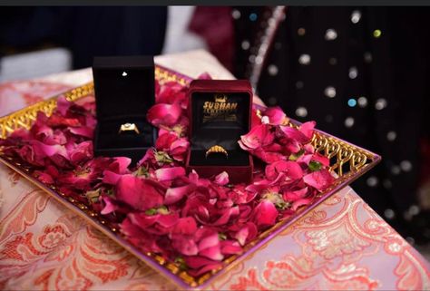 Engagement Thali Decoration, Engagement Ring Thali Decoration, Engagement Ring Tray Decoration Ideas Indian Weddings, Wedding Ring Tray Ideas, Ring Trays Engagement, Engagement Plate Decoration, Engagement Tray Decoration Ideas Diy, Engagement Rings Plate Decoration, Ring Presentation Ideas