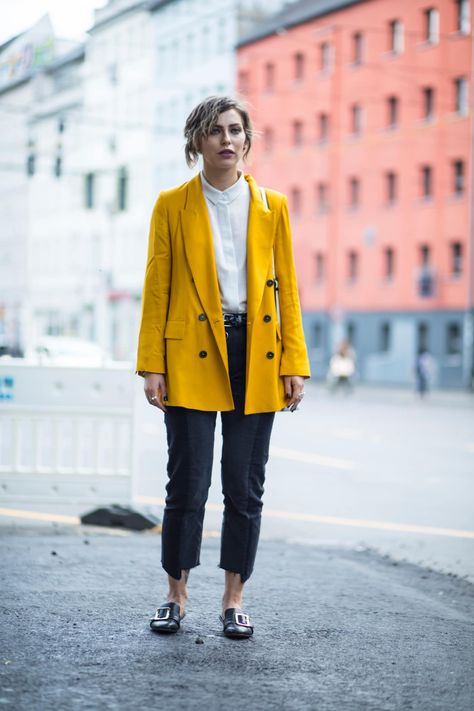 German Fashion Women Street Style, German Fashion Women, German Street Style, Germany Clothes, German Aesthetic, Berlin Fashion Week Street Style, Aesthetic Outfits Women, Yellow Sweater Outfit, Women Street Style