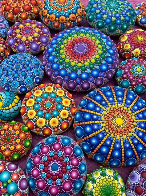 Elspeth Mclean, Stones Aesthetic, Mandala Painted Rocks, Mandala Rock Art, Art Pierre, Stone Art Painting, Flowers Painted, Art Stone, Mandala Art Lesson