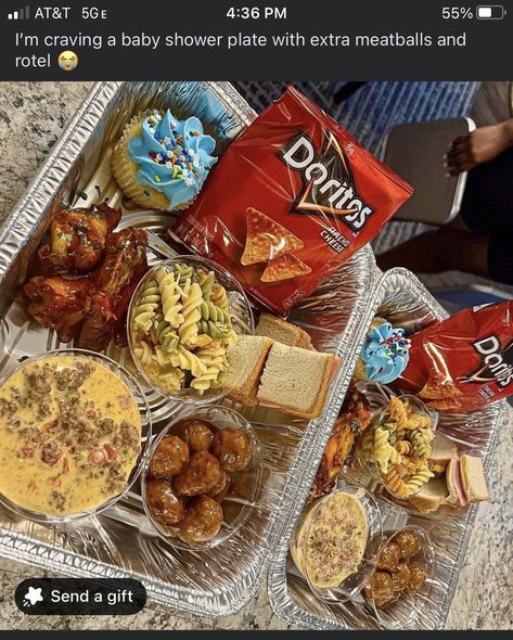 Food Tray Ideas, Movie Night Food, Movie Night Snacks, Soul Food Dinner, Sleepover Food, Junk Food Snacks, Night Food, Food Babe, Shower Food