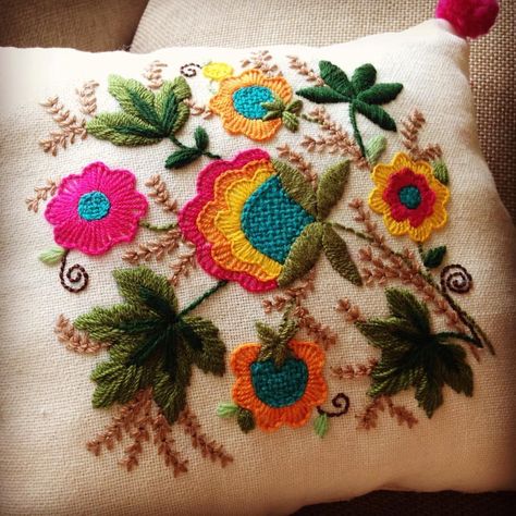 Cushion Embroidery, Stitch Work, Hand Embroidery Videos, Basic Embroidery Stitches, Wool Embroidery, Embroidery Videos, Hand Embroidery Flowers, Cute Embroidery, Embroidered Cushions